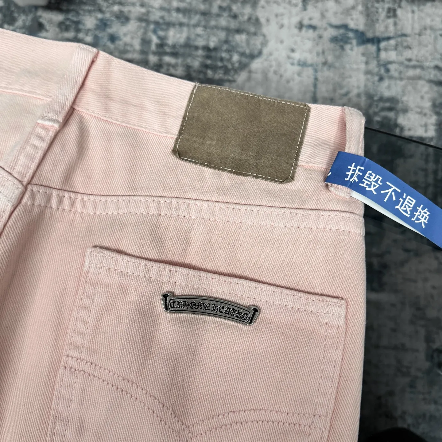 P260 Chrome hearts CH co-branded Drak Miami light pink jeans exude uninhibited personality and unique charm. Every wear and tear is carefully designed to present a unique artistic feel. Made of imported denim fabric, which has undergone heavy industrial washing and destruction treatment, the trousers show a super cool effect on the upper body, allowing you to dominate the fashion stage.  This is more than just a pair of jeans, it is an expression of attitude. With its unique design concept and ultimate pursuit of details, Croxin breaks traditional boundaries and defines the jeans trend in the new era. The trousers are made of double-layer woven fabric with customized hardware. Italian-made special cowhide is printed and cut. Custom-made sheepskin three-layer thick-line leather. The whole body is spliced ​​in heavy water washing. Craftsmen hand-splash ink. You can see the details. Three-dimensional cutting version. Loose and comfortable, not flattering. Makes taller and slimmer. Factory Seiko. Original quality control. Same style for men and women. Can be matched with couples. Versatile recommendation. Must-have jeans for all seasons. Color: light pink. Size: 28-30-32-34.